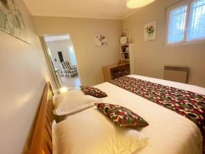 a bedroom with two beds with pillows on them at Gîte charmant à Montbazon avec terrasse, jardin et parking - FR-1-381-599 in Montbazon