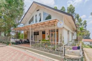 a house that is on the side of a street at RedDoorz Syariah at Eco Pesantren Daarut Tauhid in Cihanjuang 1