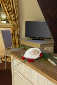 a white bird on top of a table at Hôtel Château de l'Hermitage in Pontoise