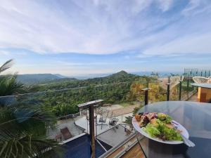 un piatto di cibo su un tavolo sul balcone di The Resort Phu Fah Chai Nam a Ban Khanan Chit