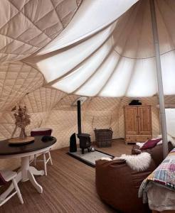 un soggiorno con una tenda con un divano e un tavolo di Haven Creek a Masterton