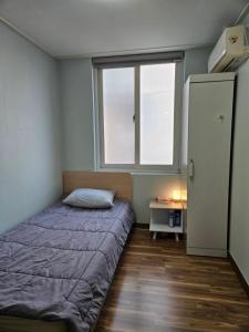 Cama ou camas em um quarto em YaKorea Hostel Gangnam