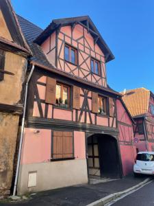 an old house with a car parked in front of it at Maison de charme - 7 personnes - centre ville in Obernai