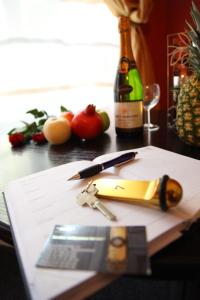einen Tisch mit einer Flasche Wein und einer Schere in der Unterkunft Hotel-Pension Insor in Berlin