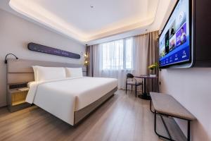 una habitación de hotel con cama y televisor de pantalla plana en Atour X Hotel Shanghai Lujiazui Lancun Road, en Shanghái 21 fotos más