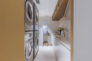 un lavadero con lavadora y secadora en Atour X Hotel Shanghai Lujiazui Lancun Road, en Shanghái