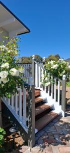 Dangerfield Oaks Boutique Cottage's的阳台或露台