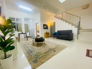 Khu vực ghế ngồi tại Alyn Home Kluang VI Netflix Coway