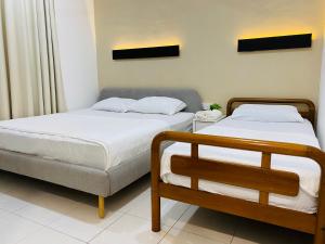 Giường trong phòng chung tại Alyn Home Kluang VI Netflix Coway