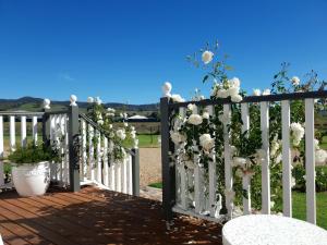 Dangerfield Oaks Boutique Cottage's的阳台或露台