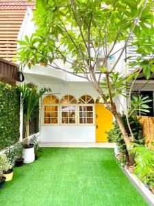 Aed väljaspool majutusasutust Entire House 6 people 3Beds 2Baths near BTS Asoke Terminal21