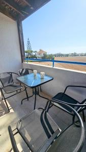Balkón nebo terasa v ubytování Beachside Hideaway Apartment, 200m to the Havana Beach