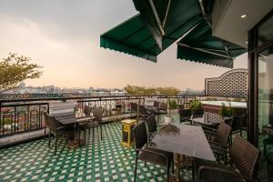 Balkón nebo terasa v ubytování Hanoi Plaza Suite Hotel & Spa