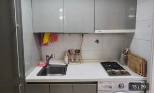 首尔Gangnam House#good price#Luxury#Confort#Best location的一间带水槽和炉灶的小厨房