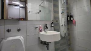 首尔Gangnam House#good price#Luxury#Confort#Best location的一间带水槽、卫生间和镜子的浴室