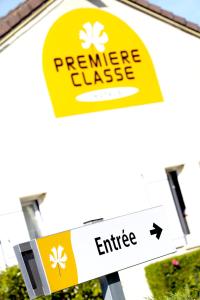 a sign for the entrance to a temperature class at Première Classe Rouen Nord - Bois Guillaume in Bois-Guillaume