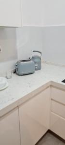a toaster sitting on top of a kitchen counter at Desert Shine in Qiryat Gat