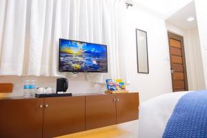 TV a/nebo společenská místnost v ubytování Le Dream Hotel near Vigan