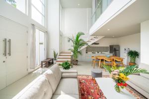ein Wohnzimmer mit Sofa und Tisch in der Unterkunft The View Villa 10 - 2br Cozy Loft in Uluwatu in Uluwatu
