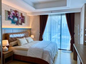 Tempat tidur dalam kamar di Apt Capitol Suites Senen Studio, Pool & Netflix by Damaresa