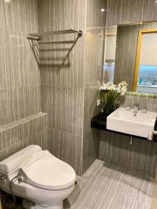 Kamar mandi di Apt Capitol Suites Senen Studio, Pool & Netflix by Damaresa +5 foto