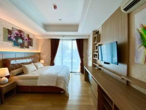 Televisi dan/atau pusat hiburan di Apt Capitol Suites Senen Studio, Pool & Netflix by Damaresa