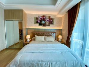 Tempat tidur dalam kamar di Apt Capitol Suites Senen Studio, Pool & Netflix by Damaresa