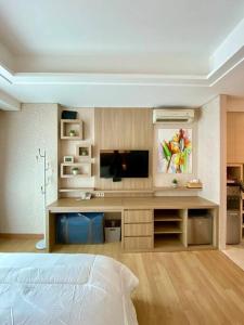 Tempat tidur dalam kamar di Apt Capitol Suites Senen Studio, Pool & Netflix by Damaresa