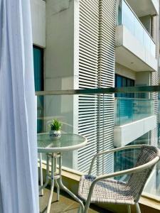 Balkon atau teras di Apt Capitol Suites Senen Studio, Pool & Netflix by Damaresa