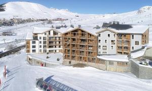 an aerial view of a resort in the snow at Alpe d'Huez Houses - Chez Marlène - PHOENIX3 - Coup de coeur ski aux pieds avec piscine, spa, et fitness in L'Alpe-d'Huez