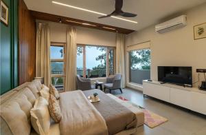 sala de estar con sofá grande y TV en Home Zoned Luxe Modern Villa With Jacuzzi near Kasauli, en Solan