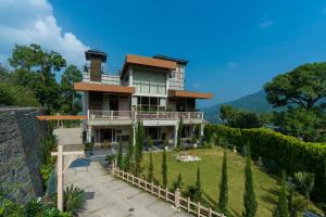 una casa en una colina con jardín en Home Zoned Luxe Modern Villa With Jacuzzi near Kasauli, en Solan