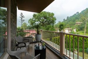 balcón con sillas y vistas a las montañas en Home Zoned Luxe Modern Villa With Jacuzzi near Kasauli, en Solan 7 fotos más