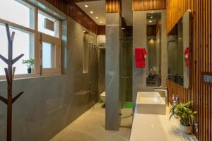 Un baño con lavabo, inodoro y espejo. en Home Zoned Luxe Modern Villa With Jacuzzi near Kasauli, en Solan