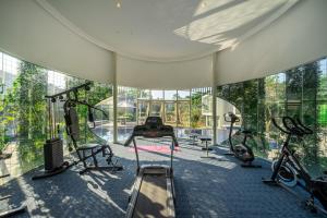ein Fitnessstudio mit Laufbändern und Trainingsgeräten in einem Gebäude in der Unterkunft The View Villa 10 - 2br Cozy Loft in Uluwatu in Uluwatu