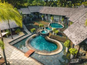 Bazén v ubytování Royal Palm Beachcomber Luxury nebo v jeho okolí
