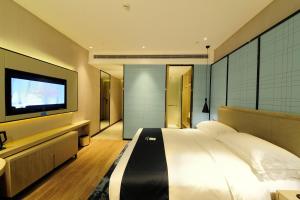 Televiisor ja/või meelelahutuskeskus majutusasutuses Echarm Hotel Yulin Second People's Hospital Qingwanjiang Park