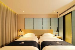 Voodi või voodid majutusasutuse Echarm Hotel Yulin Second People's Hospital Qingwanjiang Park toas