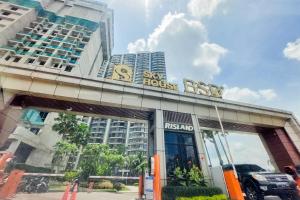 ein Gebäude mit einem Hotelschild darauf in der Unterkunft Cozy Living Studio Sky House BSD Apartment near AEON Mall By Travelio in Tangerang