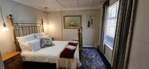 una camera da letto con un letto e un grande specchio di Varykino Estate a Knysna