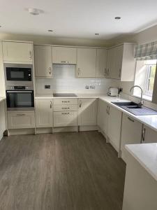 Η κουζίνα ή μικρή κουζίνα στο Spacious, Modern Bungalow +1 φωτογραφίες