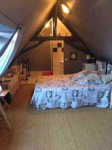 una camera da letto con letto in mansarda di Jolie maison type Flamande avec 2 chambres a Saint-Amand-les-Eaux
