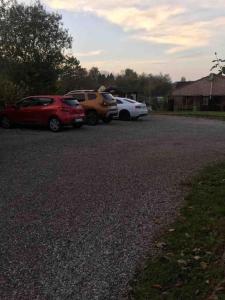 un gruppo di auto parcheggiate in un parcheggio di Jolie maison type Flamande avec 2 chambres a Saint-Amand-les-Eaux Altre 3 foto