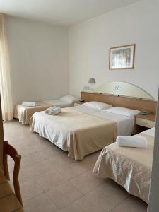 Postel nebo postele na pokoji v ubytování Hotel Gabbiano + 37 fotografií