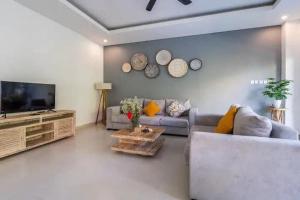 NEW Villa Indah Seminyak 3BR Private Pool的电视和/或娱乐中心