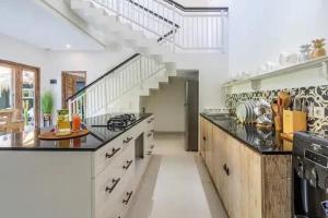 NEW Villa Indah Seminyak 3BR Private Pool的厨房或小厨房