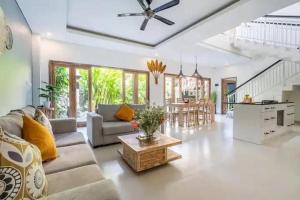 NEW Villa Indah Seminyak 3BR Private Pool的休息区