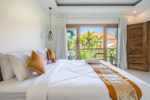 塞米亚克NEW Villa Indah Seminyak 3BR Private Pool的带窗户的卧室里有一张白色的大床