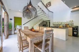 塞米亚克NEW Villa Indah Seminyak 3BR Private Pool的配有大木桌和椅子的厨房