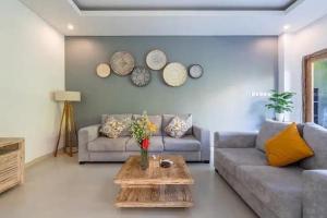 NEW Villa Indah Seminyak 3BR Private Pool的休息区